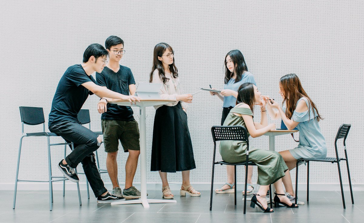 Une équipe réunie autour d'une table de travail