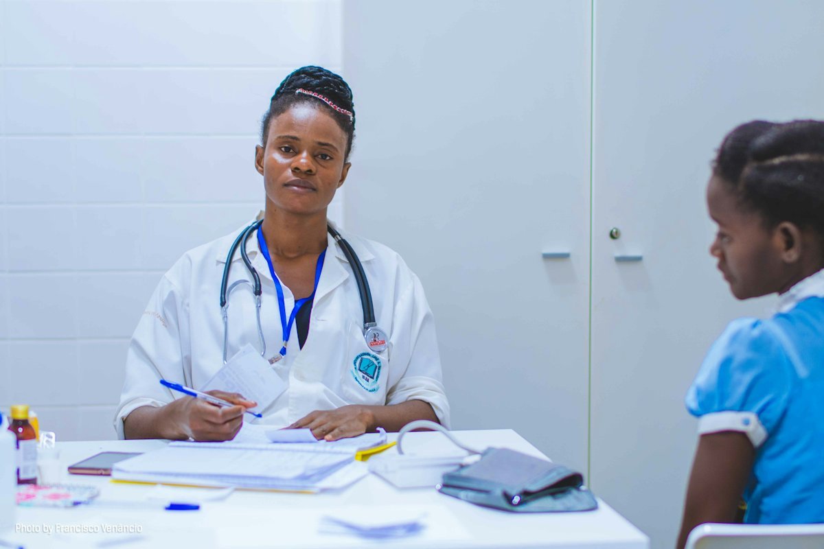Une médecin reçoit une fillette en consultation