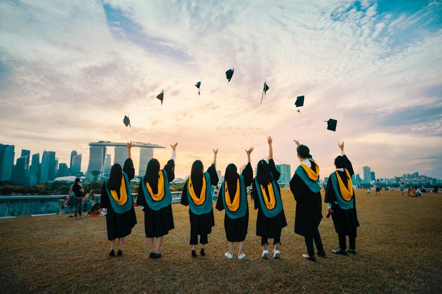 Des diplômés lancent leur toque en l'air