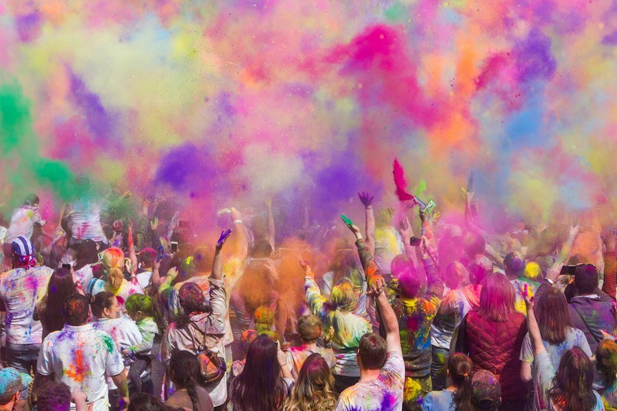 Une foule célèbre la fête des couleurs