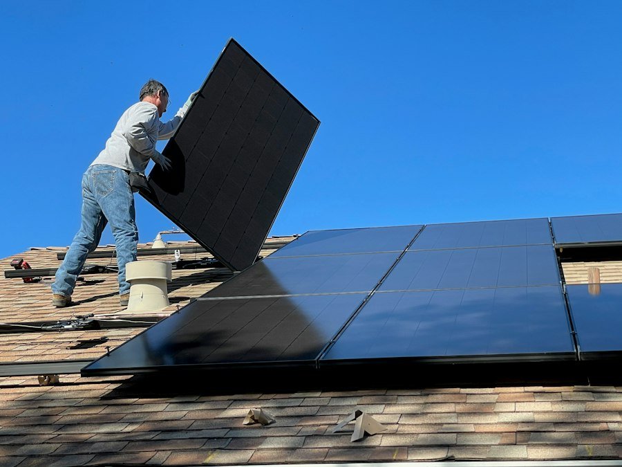 Un technicien installe un panneau solaire sur un toit