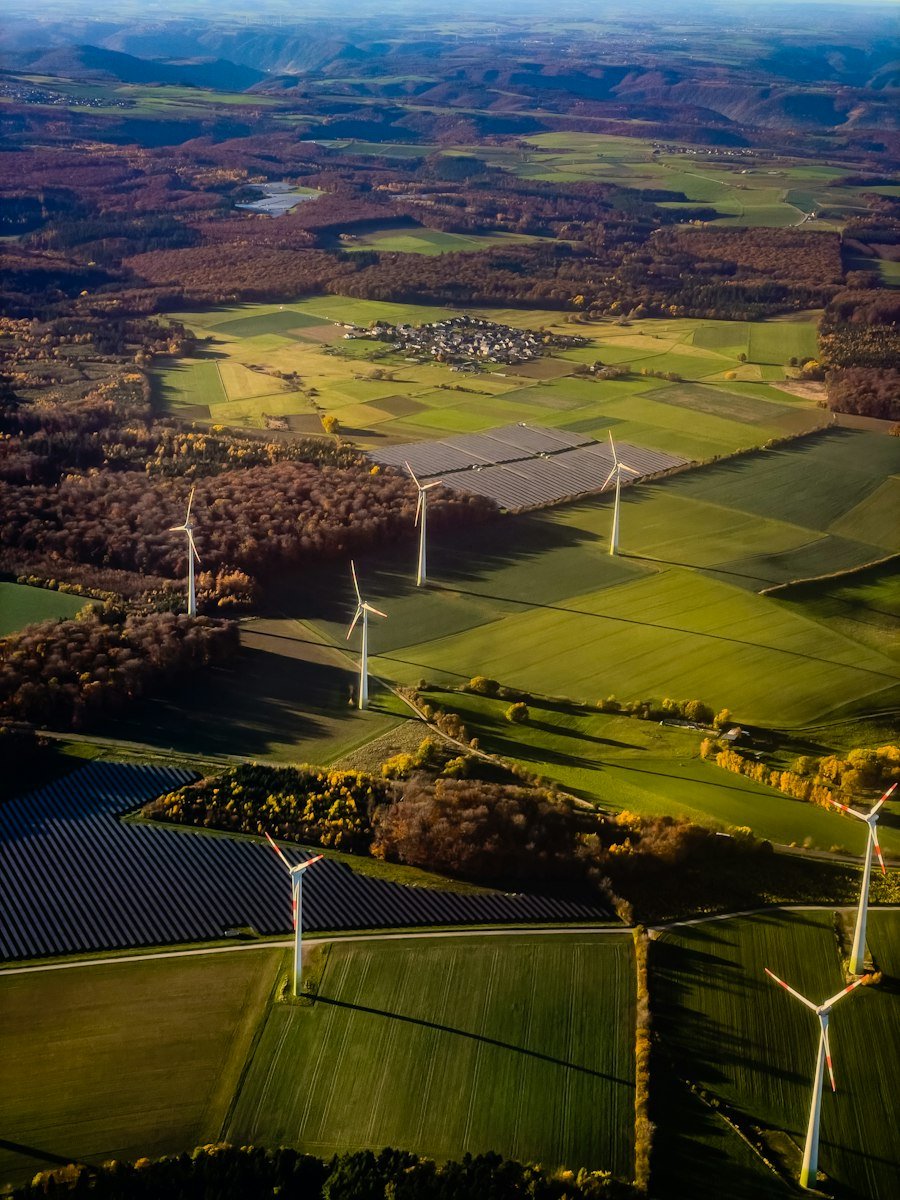 Éoliennes et panneaux solaires dans un paysage rural