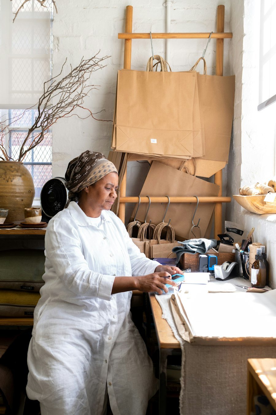 Une artisane au travail dans son atelier